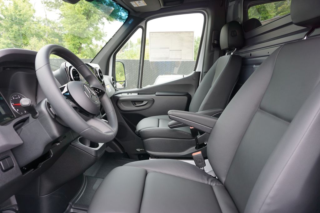 Thumbnail: 2025 Mercedes-Benz Sprinter - 9