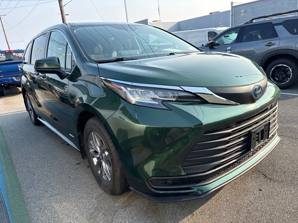 2021 Toyota Sienna — photo 1