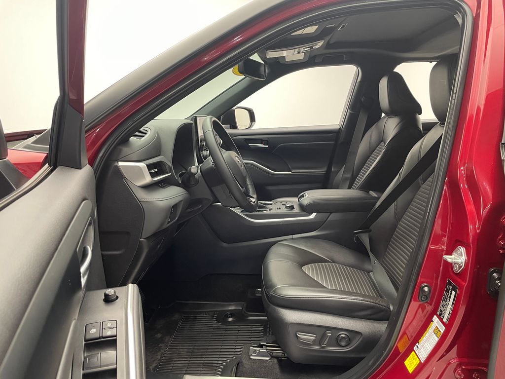 Thumbnail: 2023 Toyota Highlander - 11