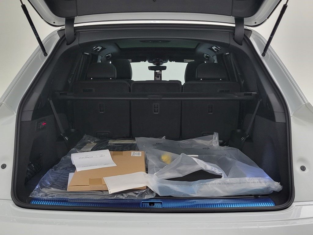 Thumbnail: 2026 Audi Q7 - 11