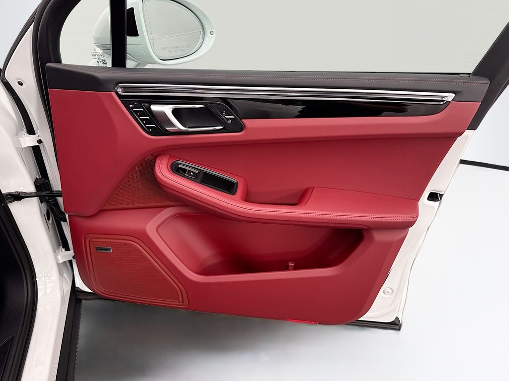 Thumbnail: 2026 Porsche Macan - 26