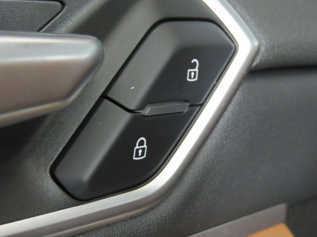 Thumbnail: 2022 Audi e-tron - 30