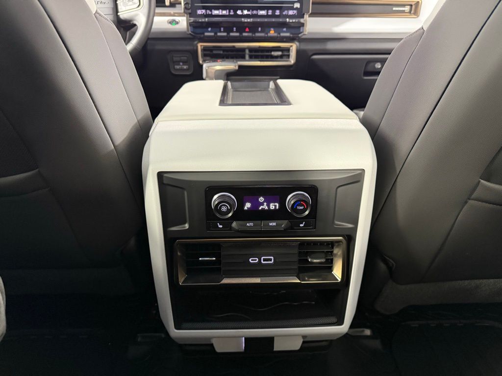 Thumbnail: 2022 GMC Hummer EV - 20
