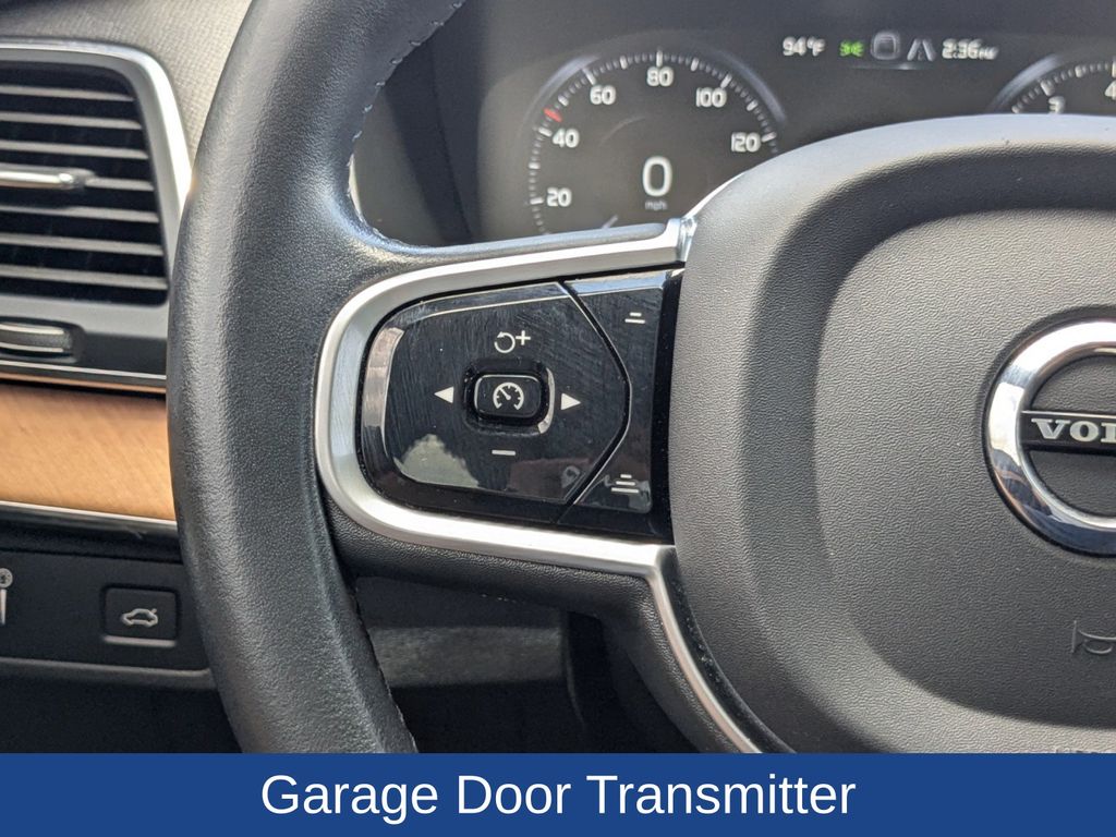 2022 Volvo XC90 T6 Momentum 6-Passenger