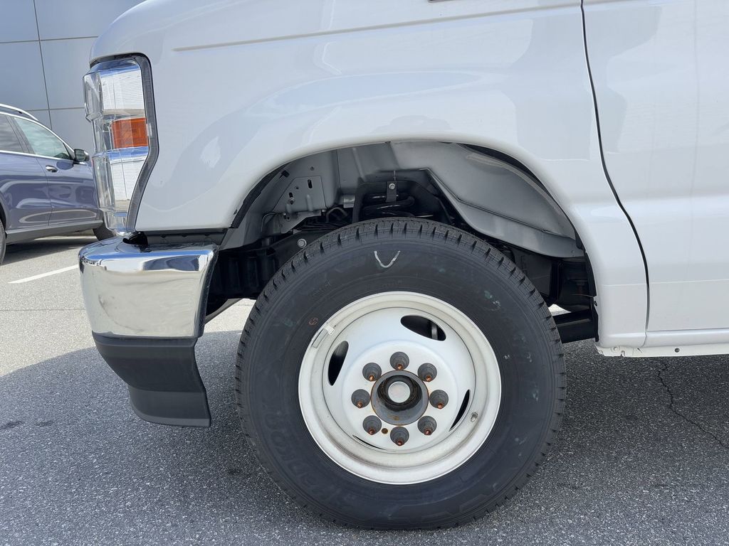 New 2025 Oxford White Ford E-350 SRW image 18