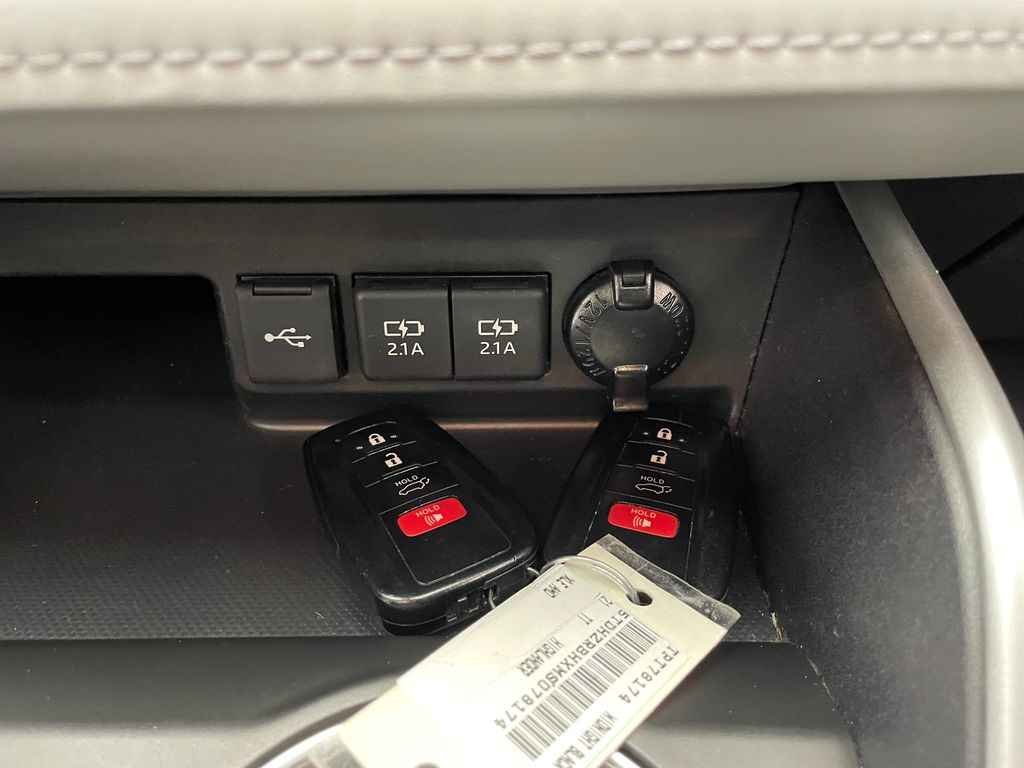 Thumbnail: 2021 Toyota Highlander - 28