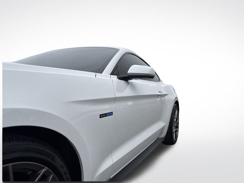 2017 Oxford White Ford Mustang V6 RWD Coupe