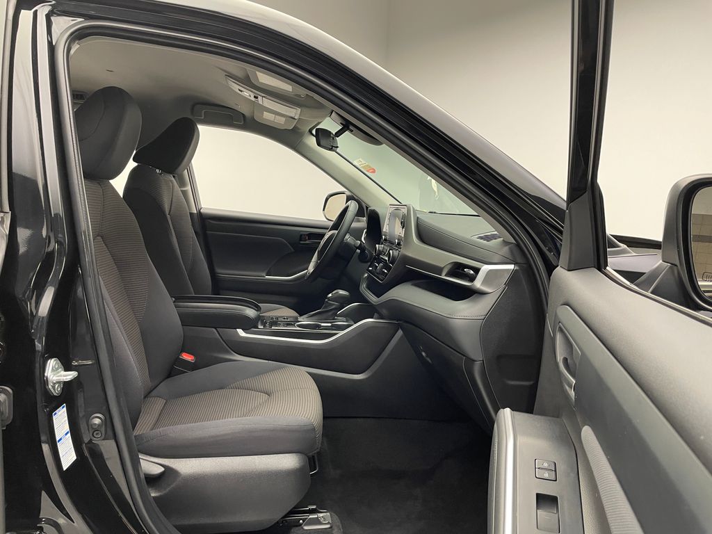 2022 Toyota Highlander LE 17