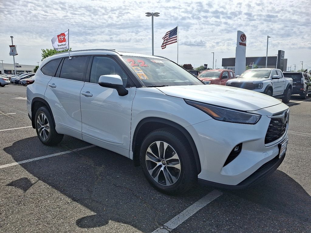 2022 Toyota Highlander XLE 3