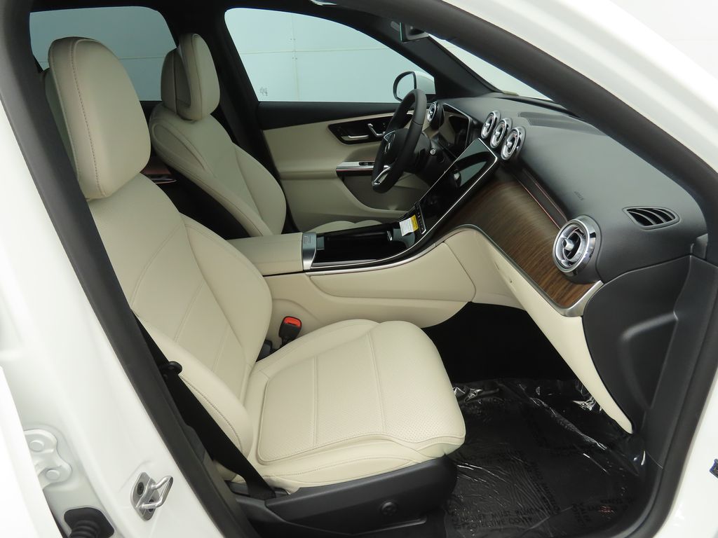 2025 Mercedes-Benz GLC 300 20