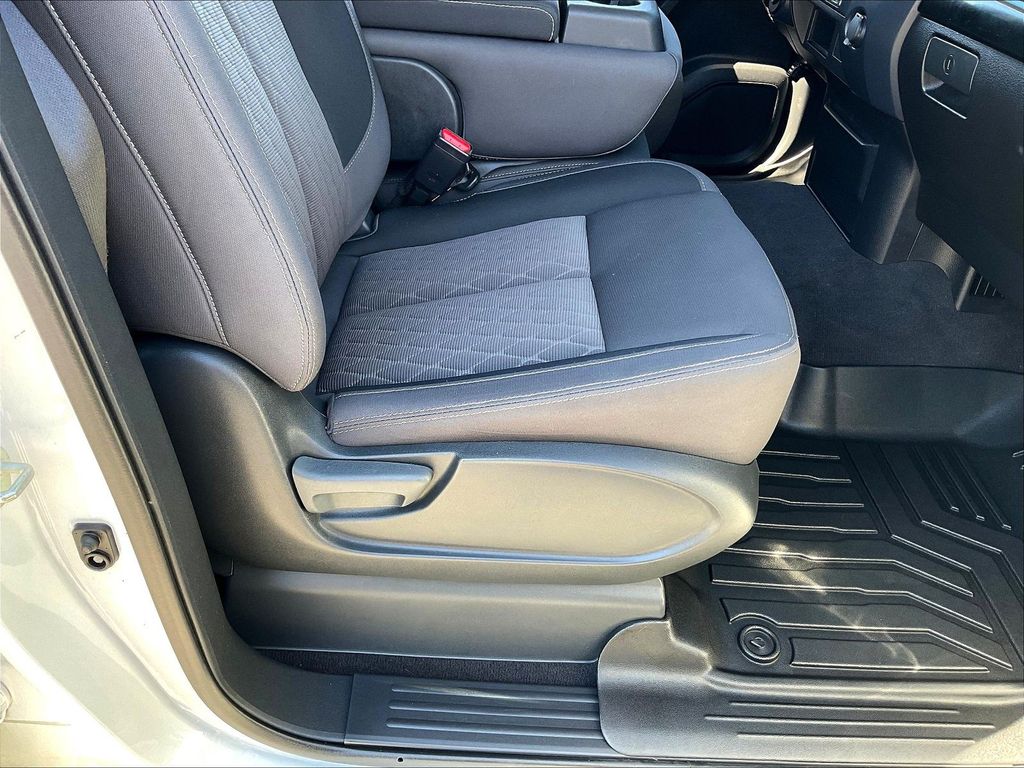 2024 Nissan Titan — photo 34