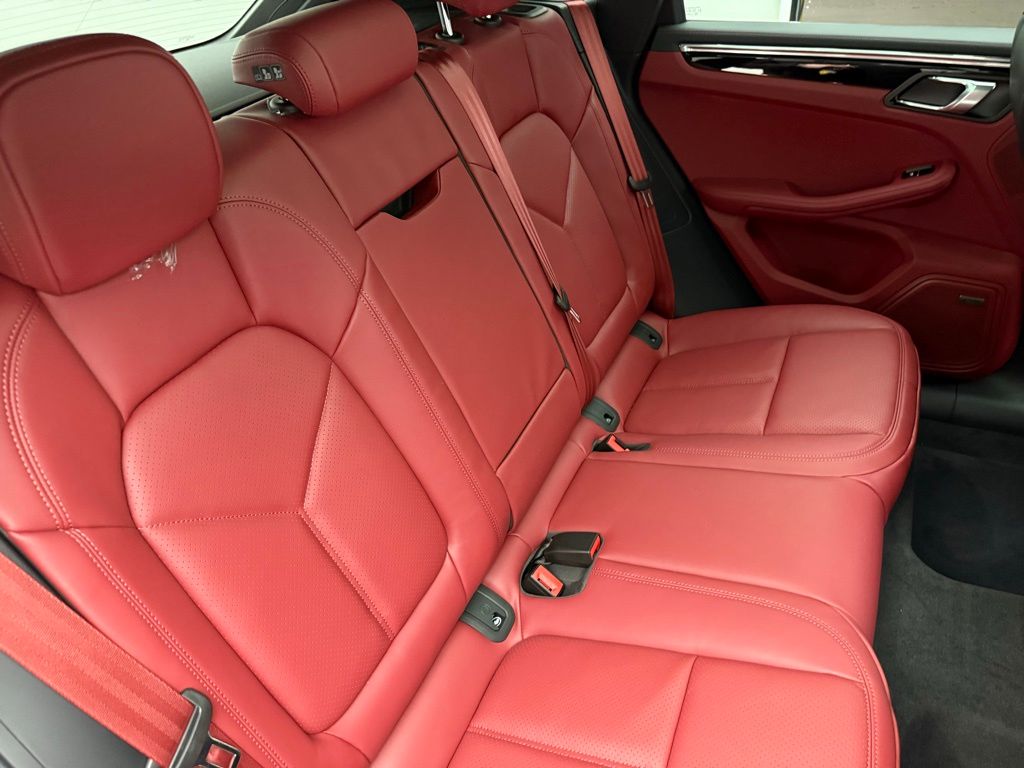 Thumbnail: 2026 Porsche Macan - 28