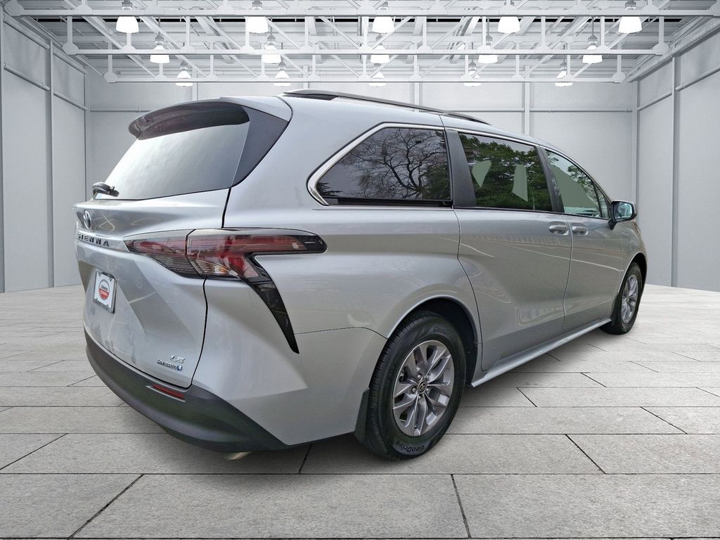 2023 Toyota Sienna LE 4