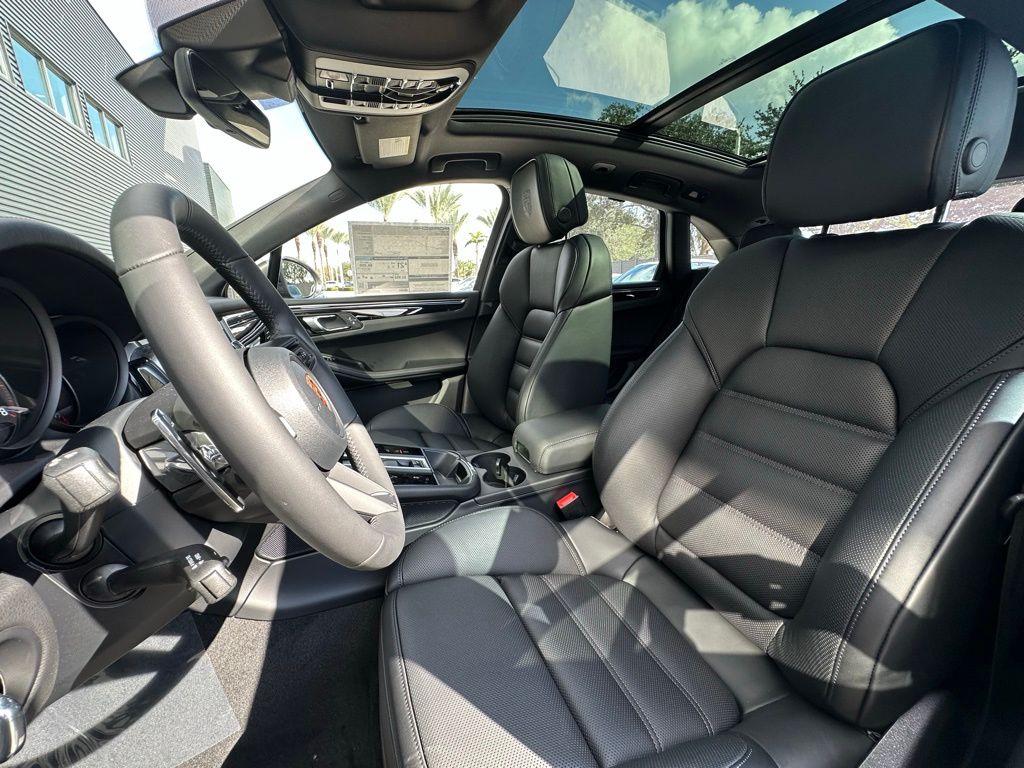 Thumbnail: 2026 Porsche Macan - 5