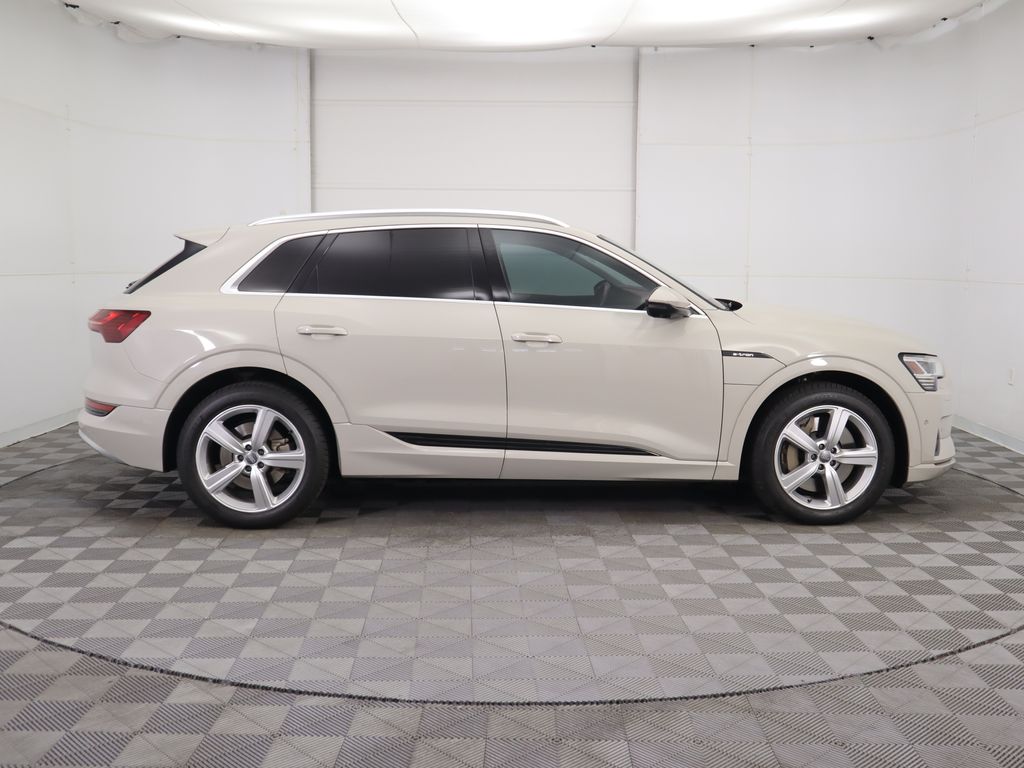Thumbnail: 2019 Audi e-tron - 4