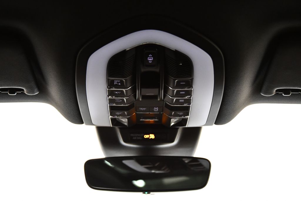 Thumbnail: 2025 Porsche Macan - 17