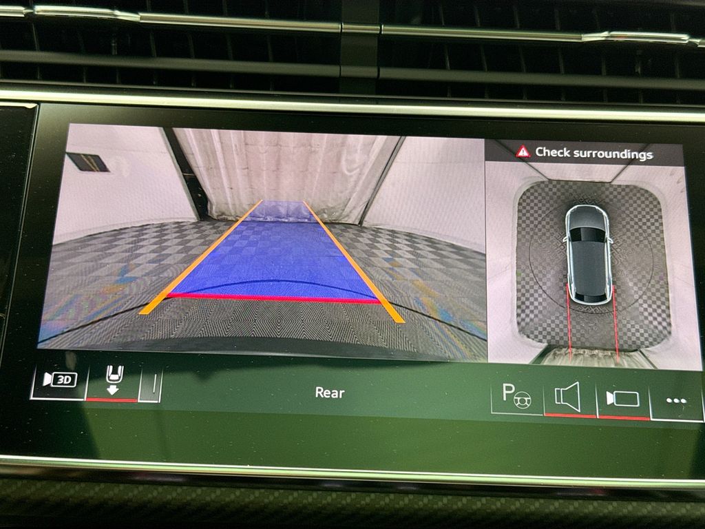 Thumbnail: 2025 Audi RS Q8 - 15