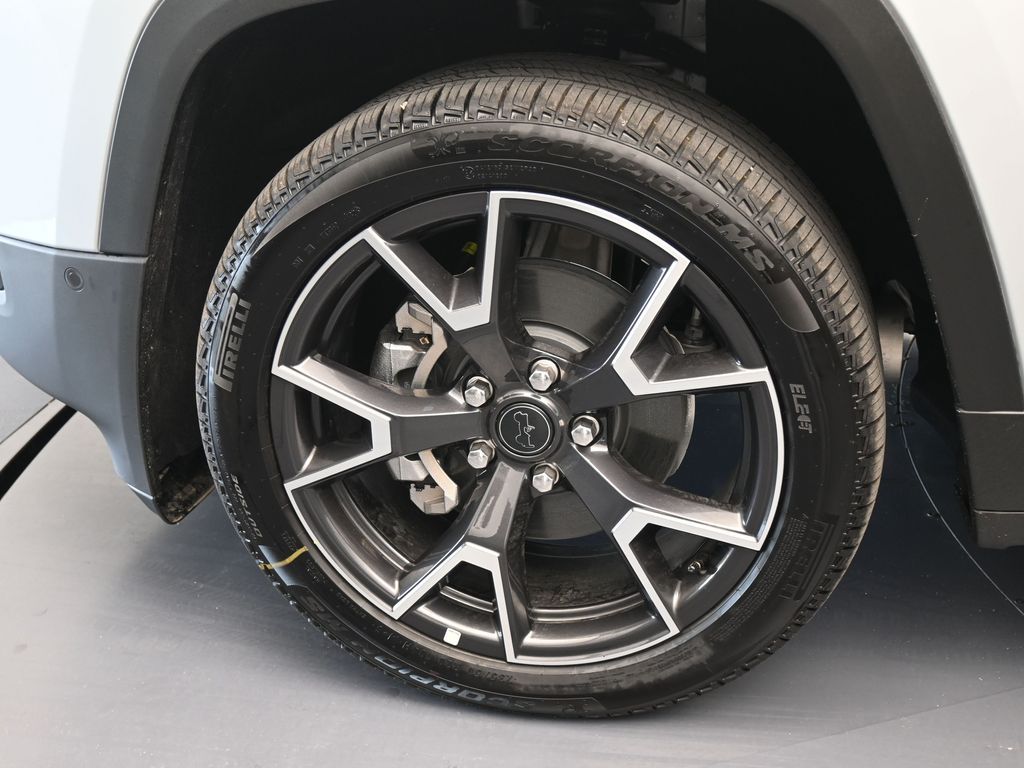 New 2026 Silver Zynith Clearcoat Jeep Overland image 28