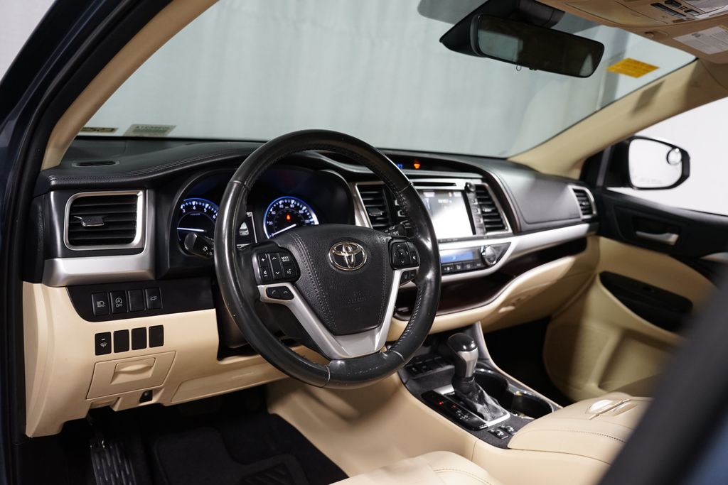Thumbnail: 2019 Toyota Highlander - 11