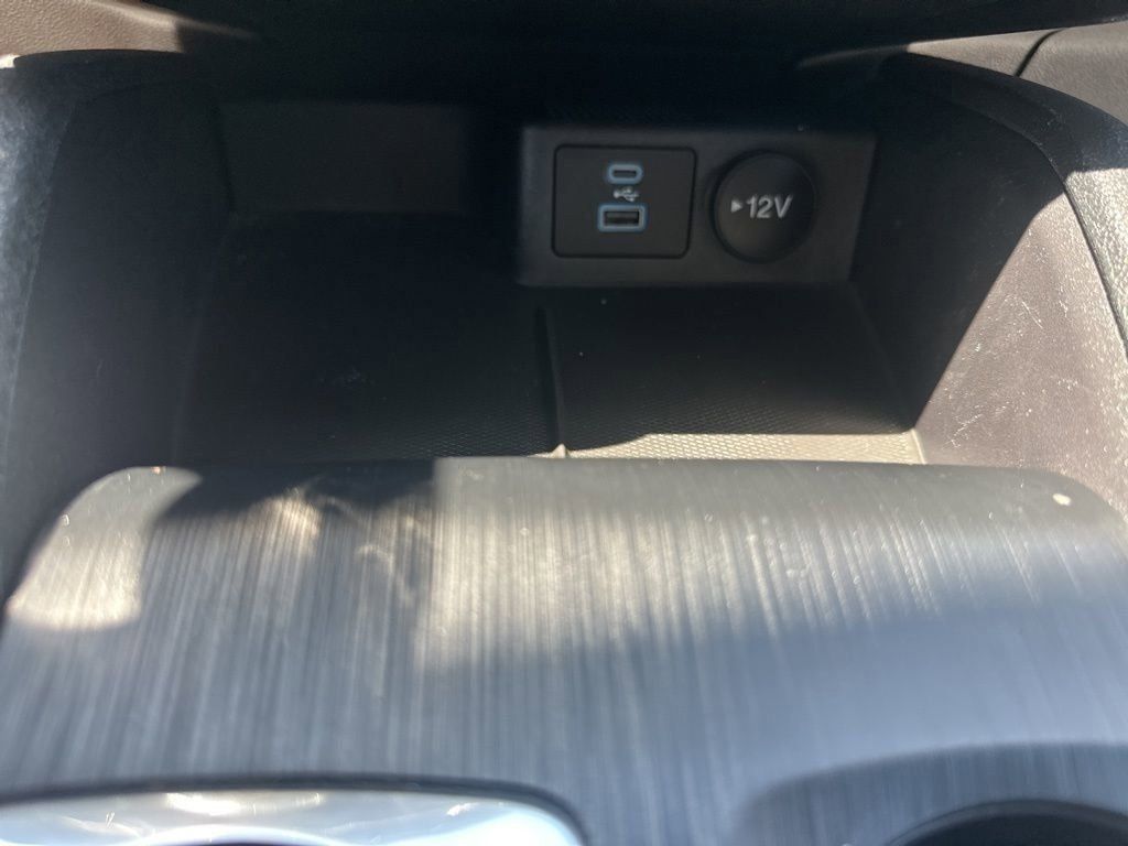 2022 Oxford White Ford Escape SE FWD SUV