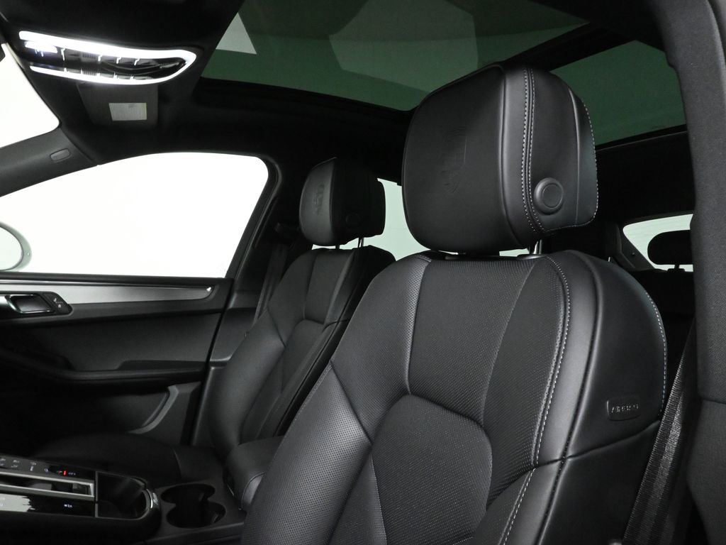 Thumbnail: 2026 Porsche Macan - 15