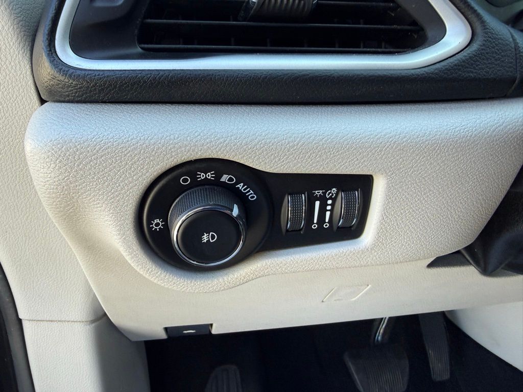 Thumbnail: 2019 Chrysler Pacifica - 12