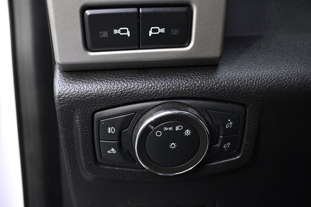 Used 2020 White Ford Lariat image 21