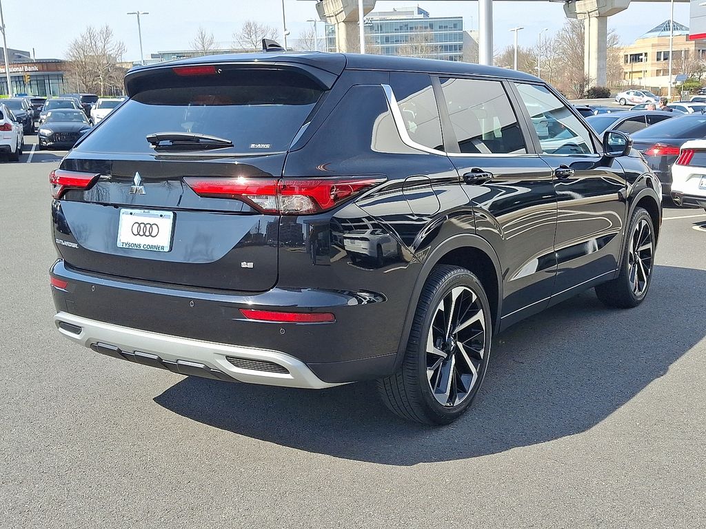 Thumbnail: 2022 Mitsubishi Outlander - 4