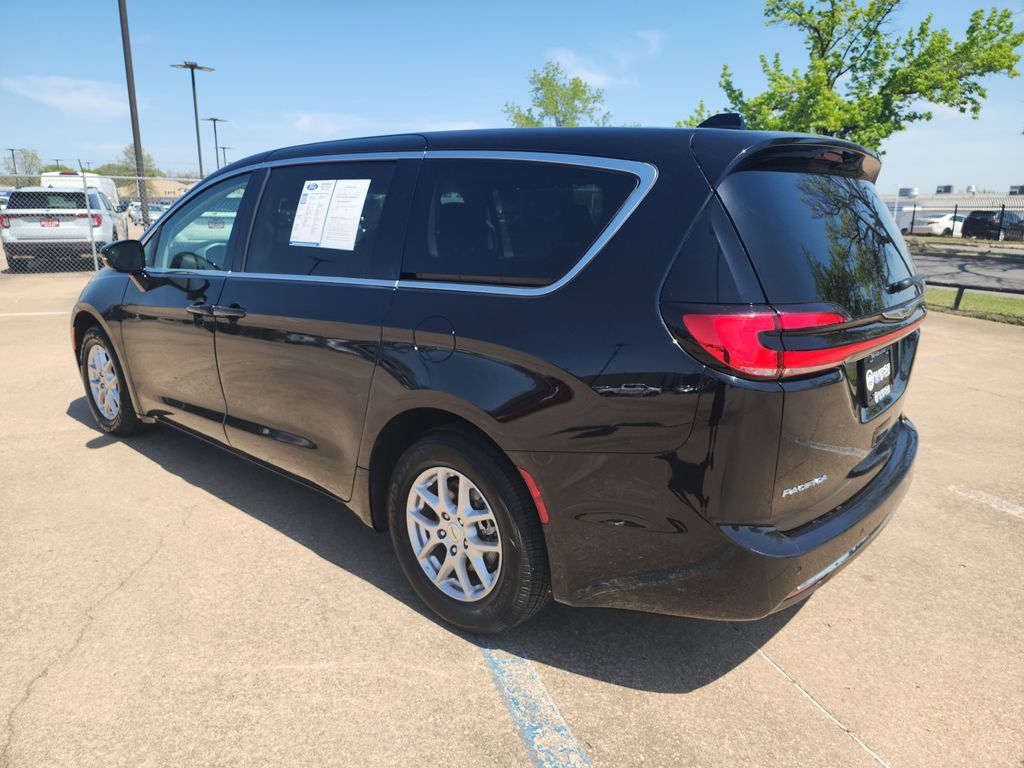2024 Chrysler Pacifica Touring L photo