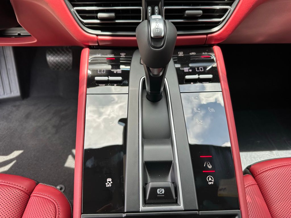 Thumbnail: 2025 Porsche Macan - 22