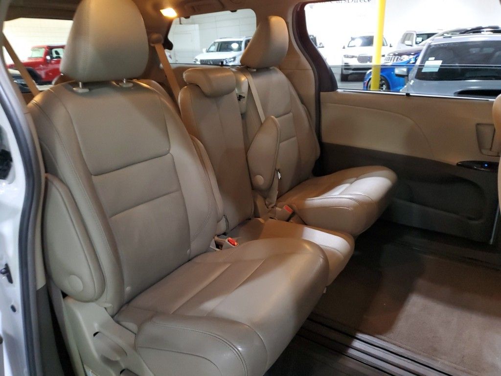 2017 Toyota Sienna XLE Premium 24