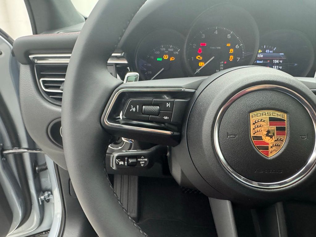 Thumbnail: 2025 Porsche Macan - 24