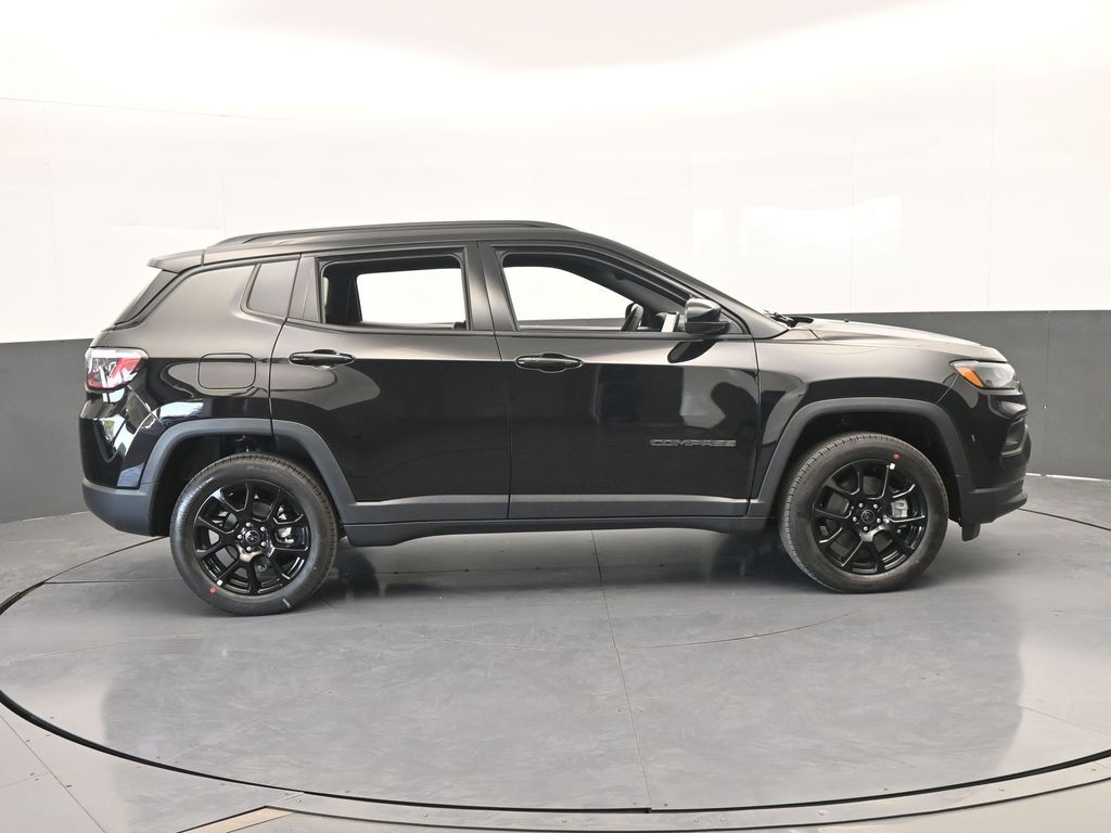 New 2026 Diamond Black Crystal Pearlcoat Jeep Latitude image 7