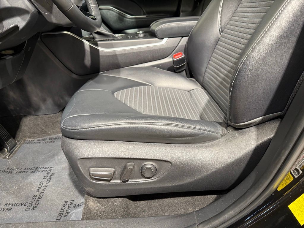 Thumbnail: 2023 Toyota Highlander - 14