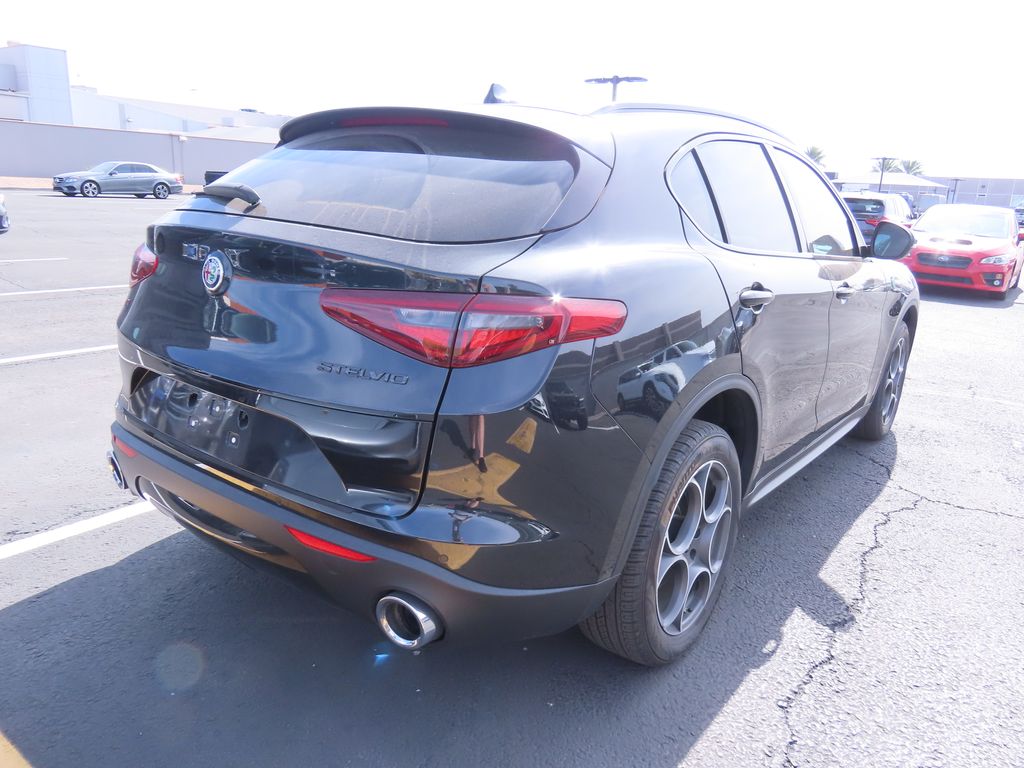 Thumbnail: 2021 Alfa Romeo Stelvio - 4