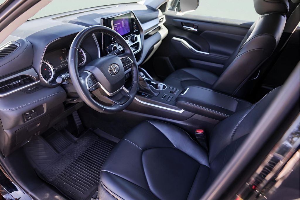 Used Car 2023 Toyota Highlander  Xle For Sale Under $35,000 In Austin, Texas