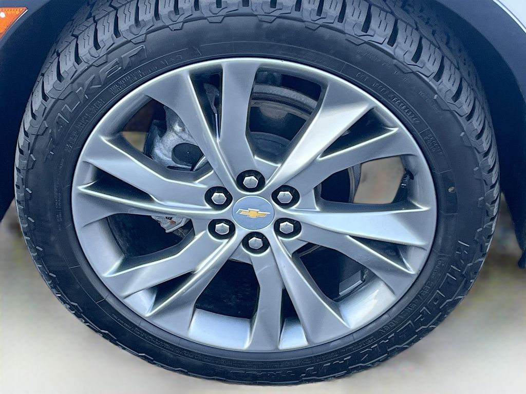 Used 2022 Iridescent Pearl Tricoat Chevrolet Premier image 31