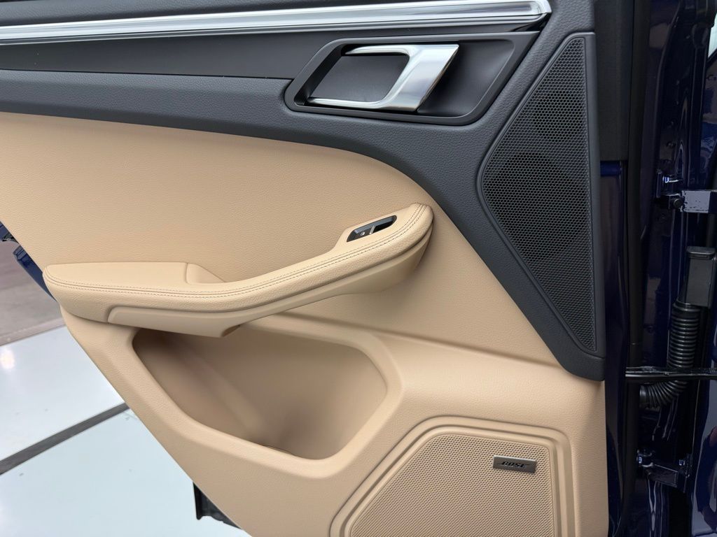 Thumbnail: 2026 Porsche Macan - 25