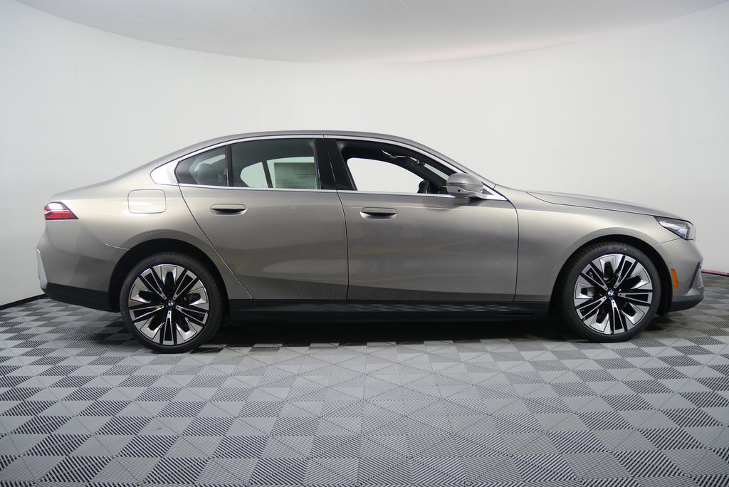 Thumbnail: 2026 BMW i5 - 2