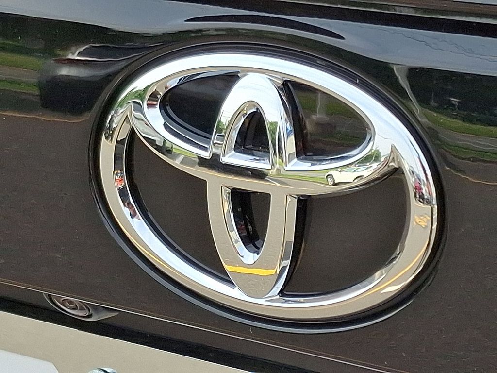 2025 Toyota RAV4 XLE 18