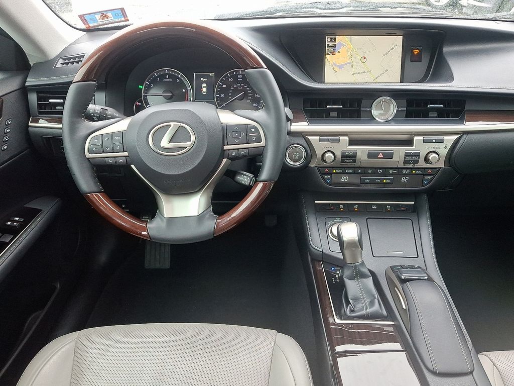 Thumbnail: 2018 Lexus ES - 12