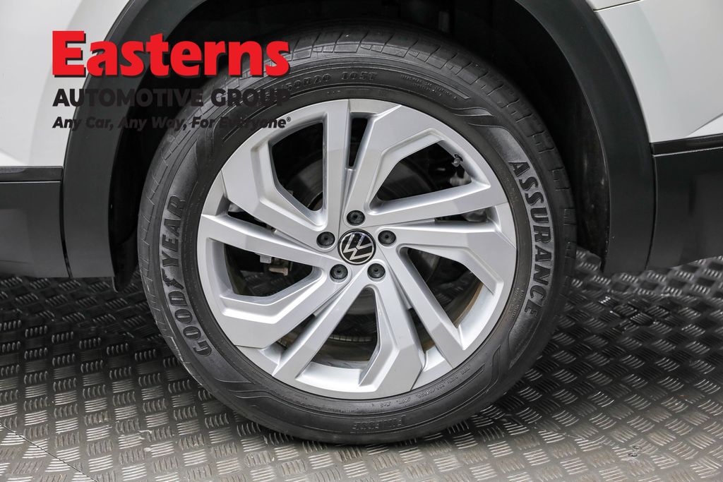 Used 2021 White Volkswagen 2.0T SE w/Technology image 8