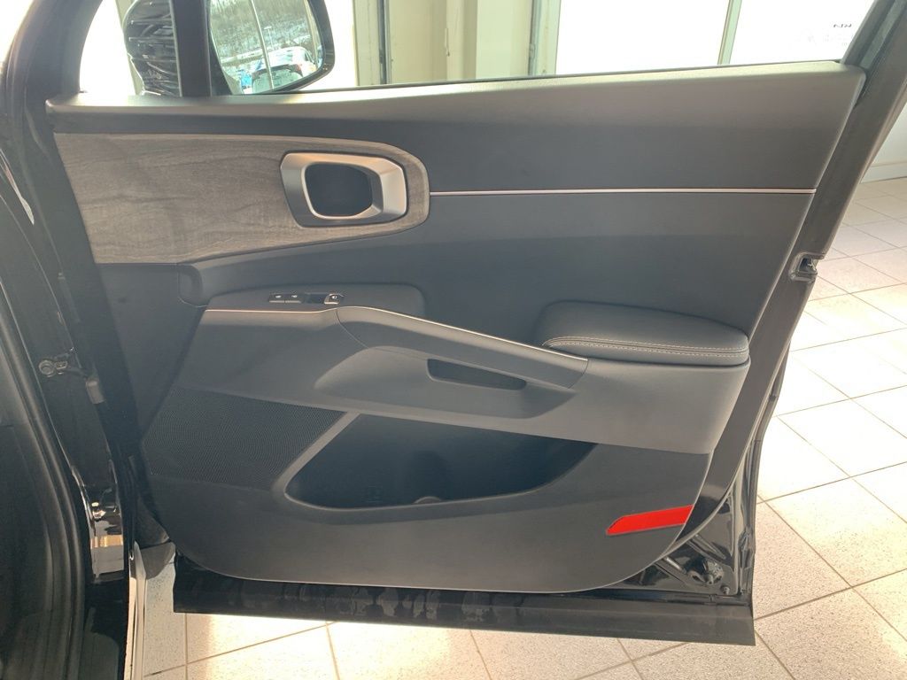 Used 2023 Black Kia X-Line S image 23