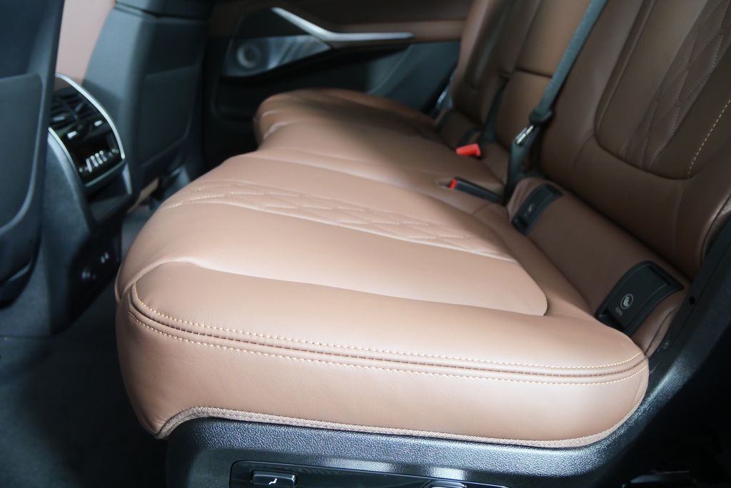 Thumbnail: 2026 BMW X7 - 15