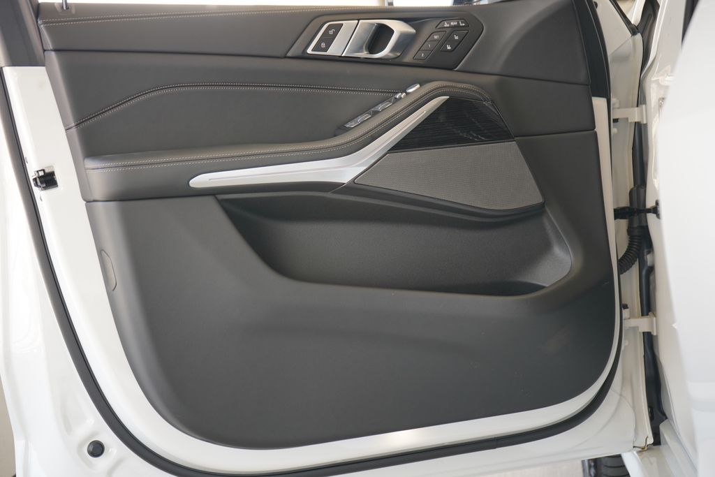 Thumbnail: 2025 BMW X7 - 11