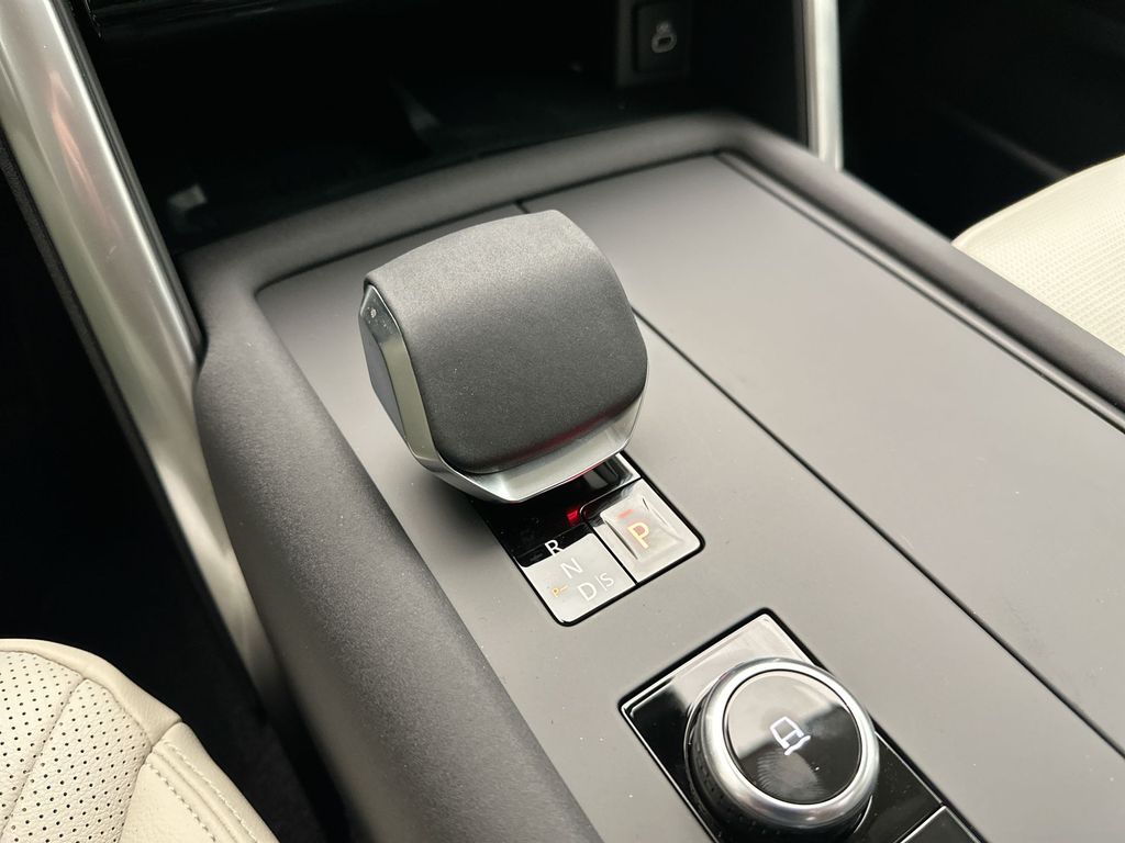 Thumbnail: 2025 Land Rover Discovery - 9