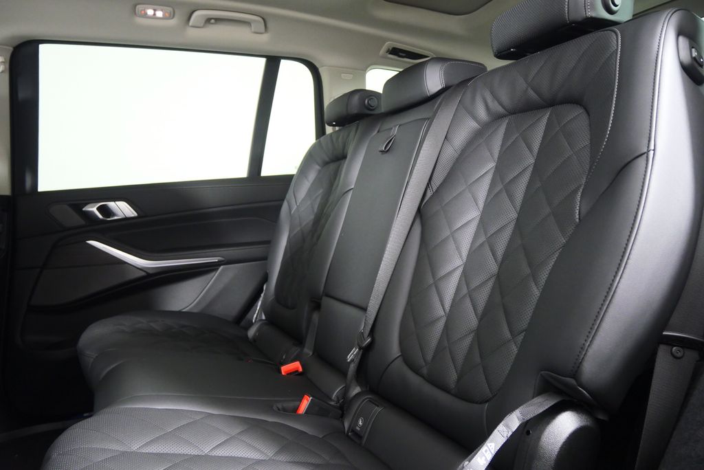 Thumbnail: 2026 BMW X7 - 15