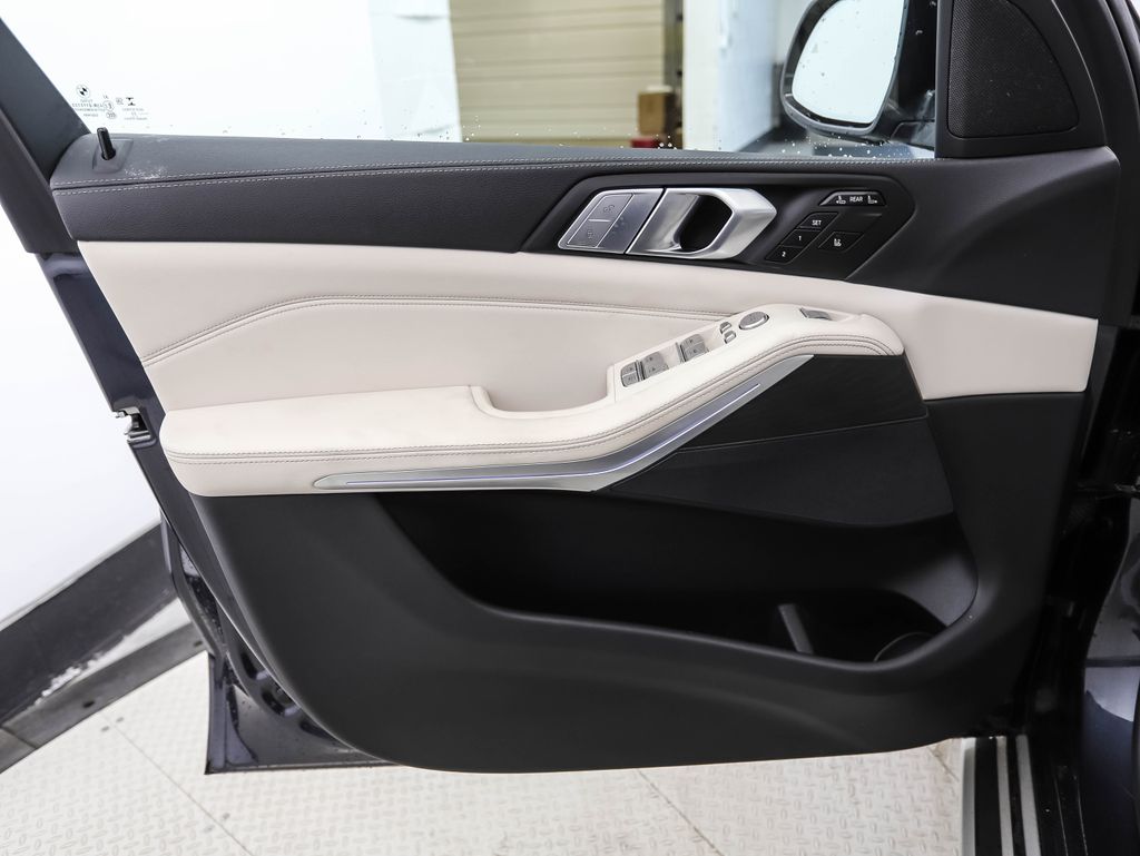 Thumbnail: 2022 BMW X7 - 9