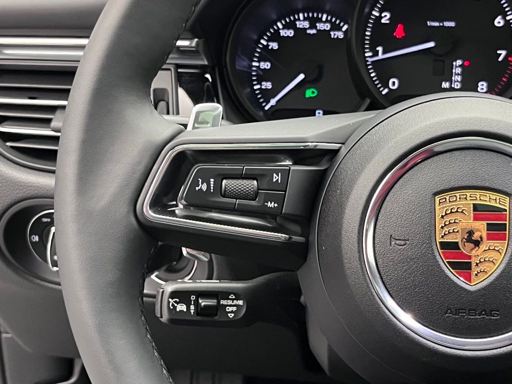 2025 Porsche Macan  13