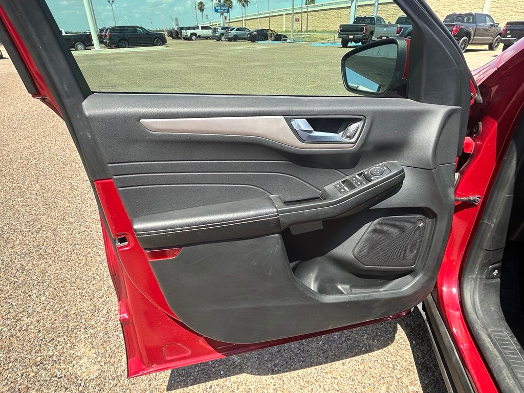 Used 2021 Red Ford SE image 10